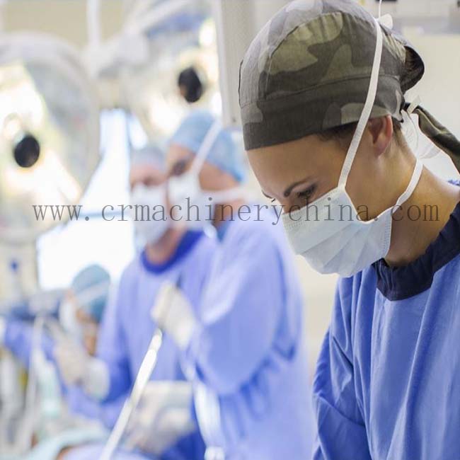 1 ماسک خالی کامل و 1 کراوات روی دستگاه ماسک سازی