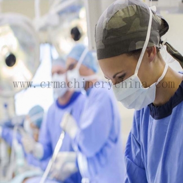 1 ماسک خالی کامل و 1 کراوات روی دستگاه ماسک سازی